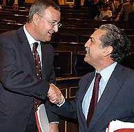 Caldera es felicitado por Lpez Garrido tras ser aprobada la ley. (EFE)