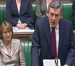 La ministra británica para la Mujer, Harriet Harman, y el primer ministro Gordon Brown, en la Cámara de los Comunes. (Foto: AP)