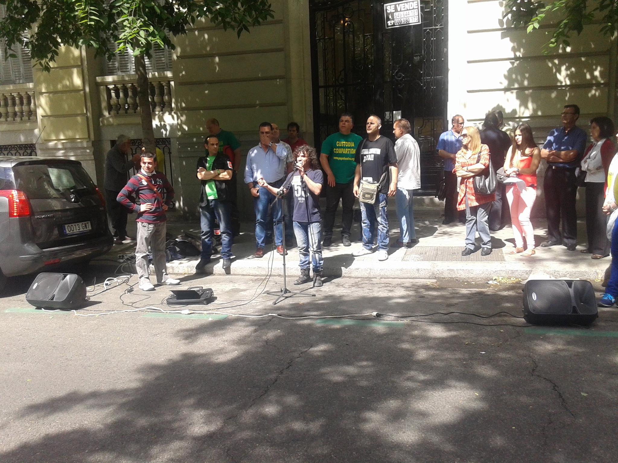 concentracion-ante-embajada-04