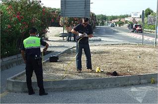 Un agente de la Guardia Civil recoge pruebas en el lugar donde falleci Nora tras ser apualada por una conocida suya.