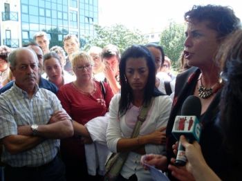 La madre de la nia junto a miembros de su familia y a la presidenta de Alecrn, Ana Mguez, ayer en Cangas. foto: j.l.martnez